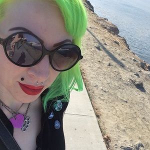 Meet your Vintage Obsessed Posher, Laurie!